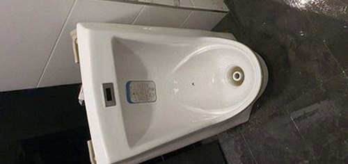 잠원동 하수구막힘 배수 작업 전후 배수 속도와 주변 누수 여부를 확인하는 모습