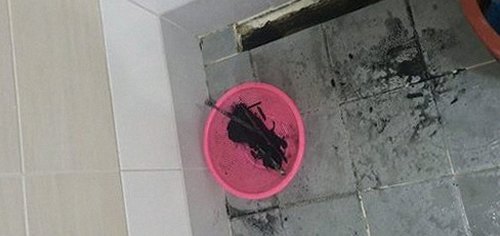 잠원동 하수구막힘 배관 내부를 촬영해 막힘 위치를 확인하는 장면